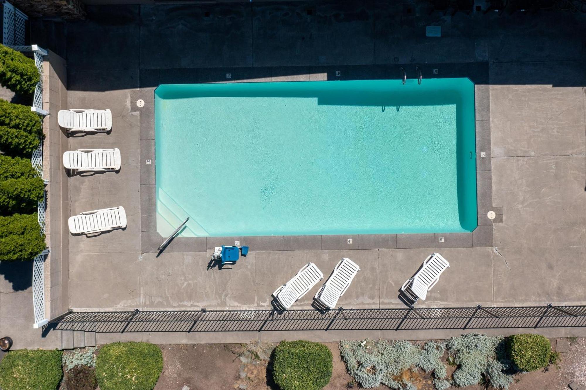 Bend Inn & Suites Экстерьер фото