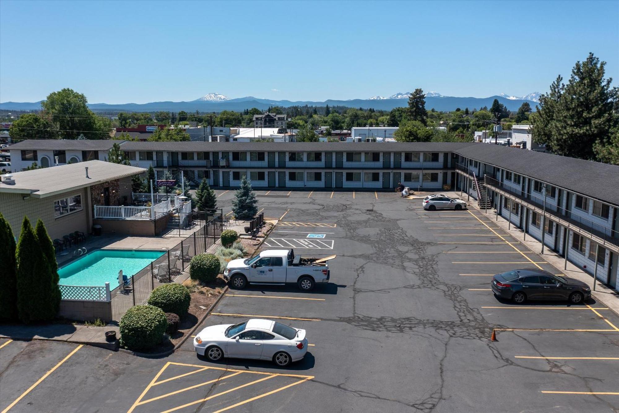 Bend Inn & Suites Экстерьер фото